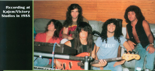 De gauche à droite: Kevin Moore, John Petrucci, John Myung, Mike Portnoy et Charlie Dominici.